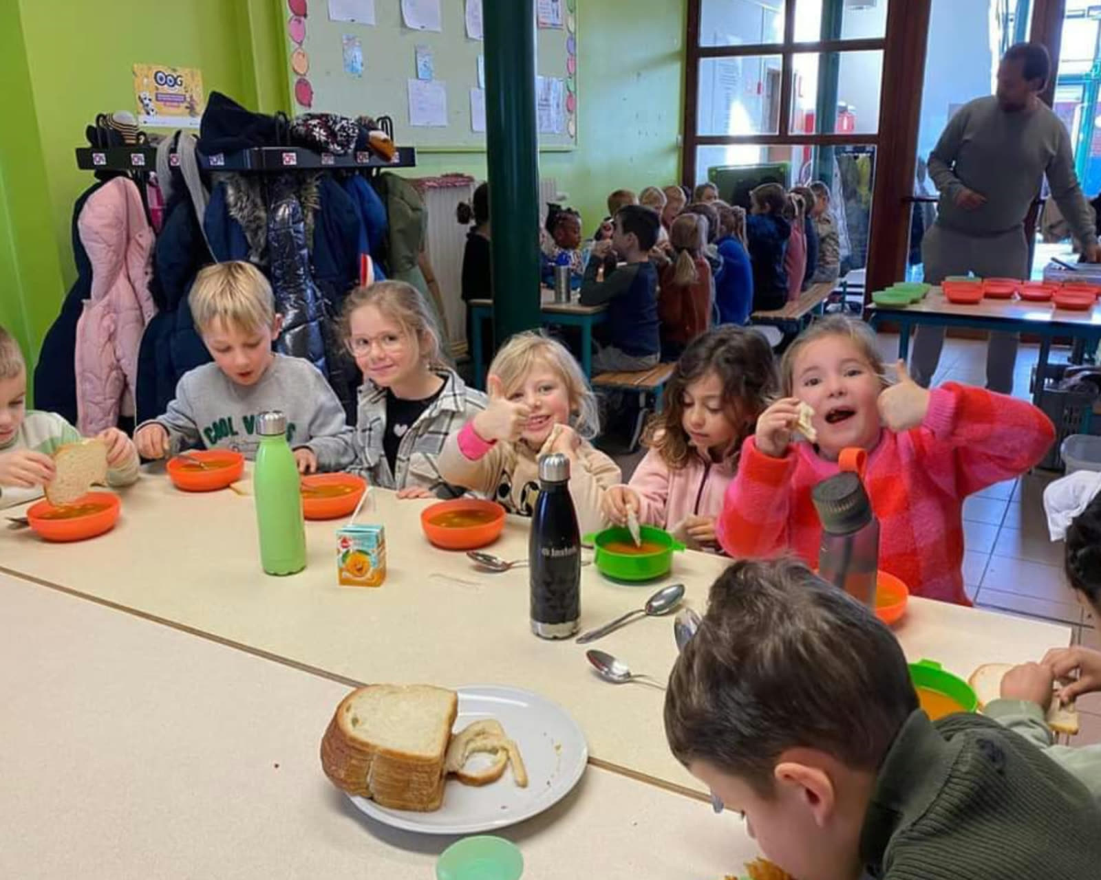 Leerlingen schuiven aan voor de maaltijd