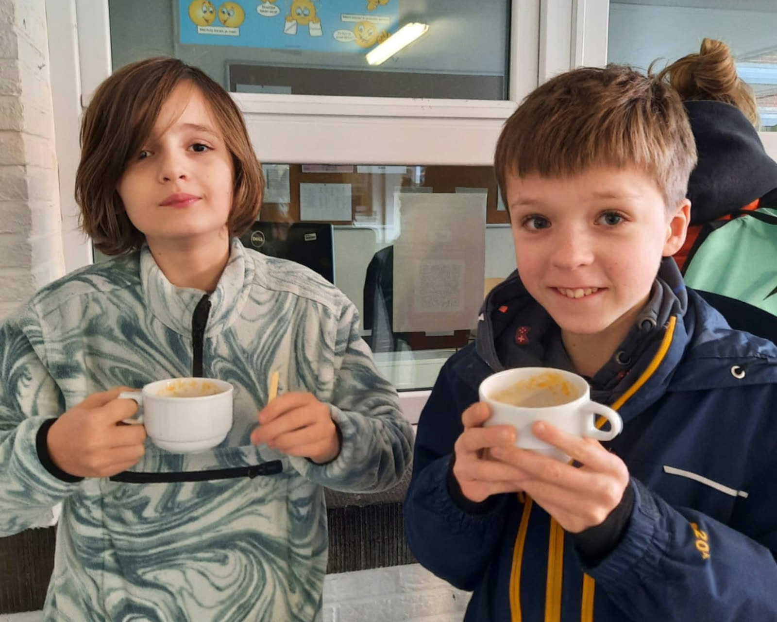 Een maaltijd wordt klaargezet voor de klas