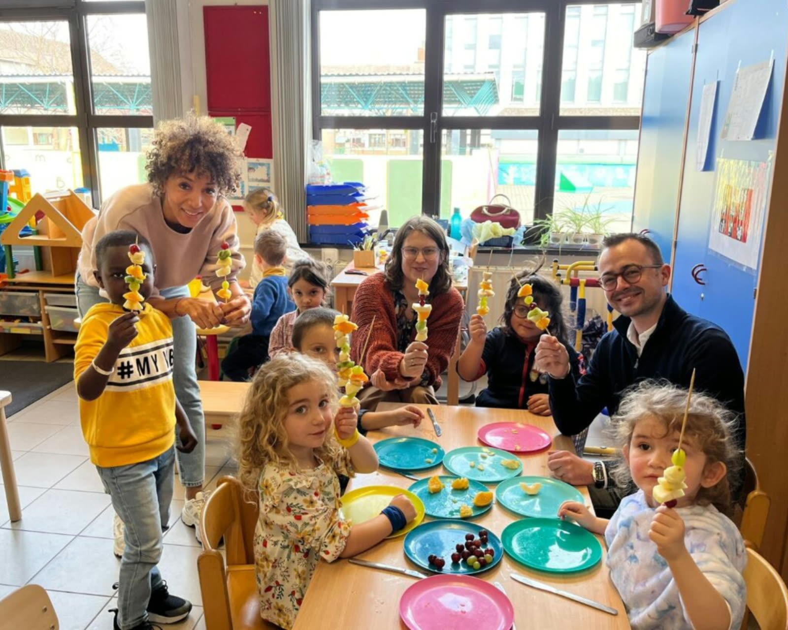 Vers fruit wordt uitgedeeld op de speelplaats