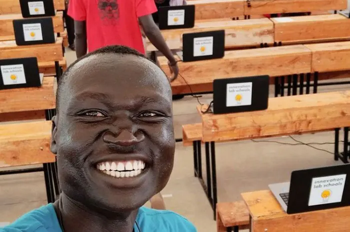 Een leraar in het kamp Kakuma geeft les